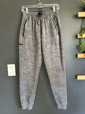 ZIVIA Apparel Women’s Large Gray Camo Cargo Jogger Pants Zip Pockets Streetwear